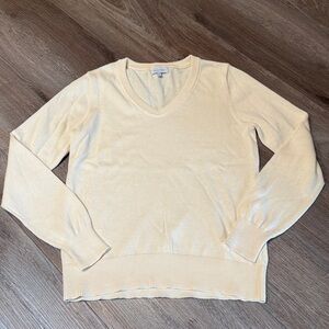 Qualfort Cream Lightweight Knit V-Neck Sweater​, S